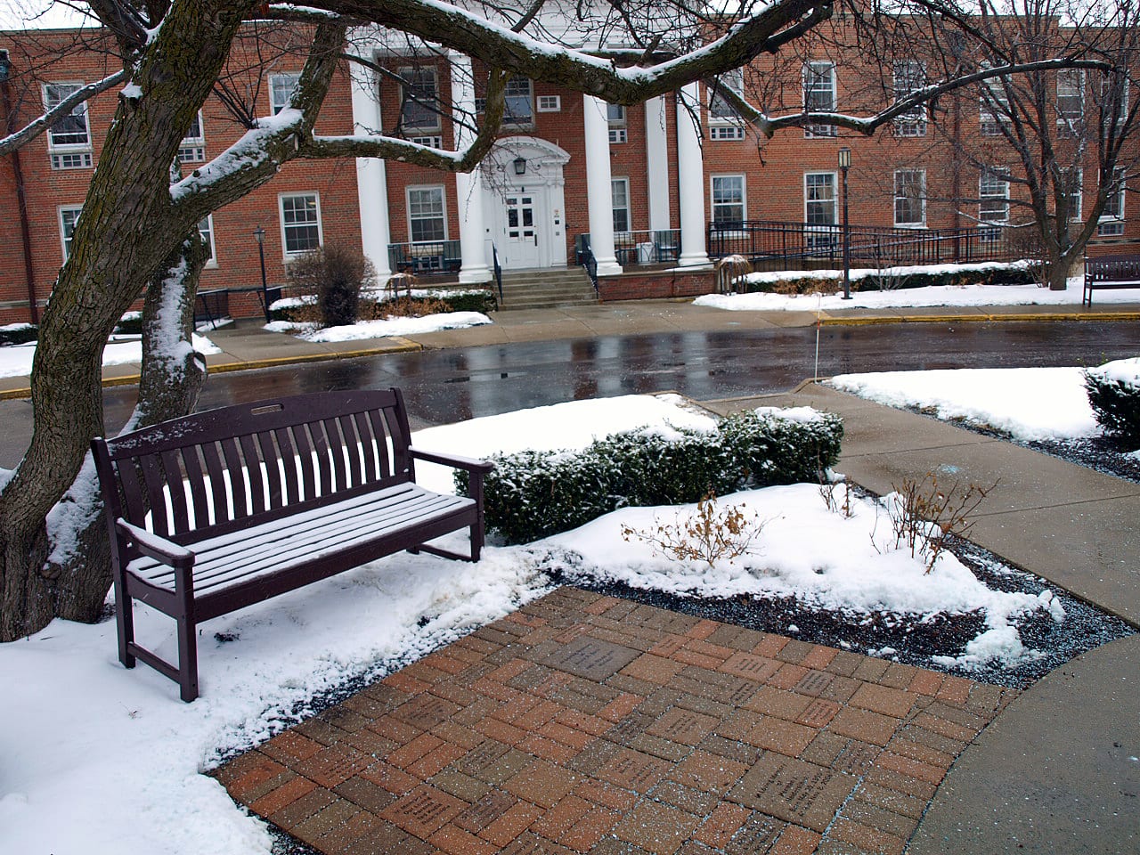 Clean-sidewalks-after-snow