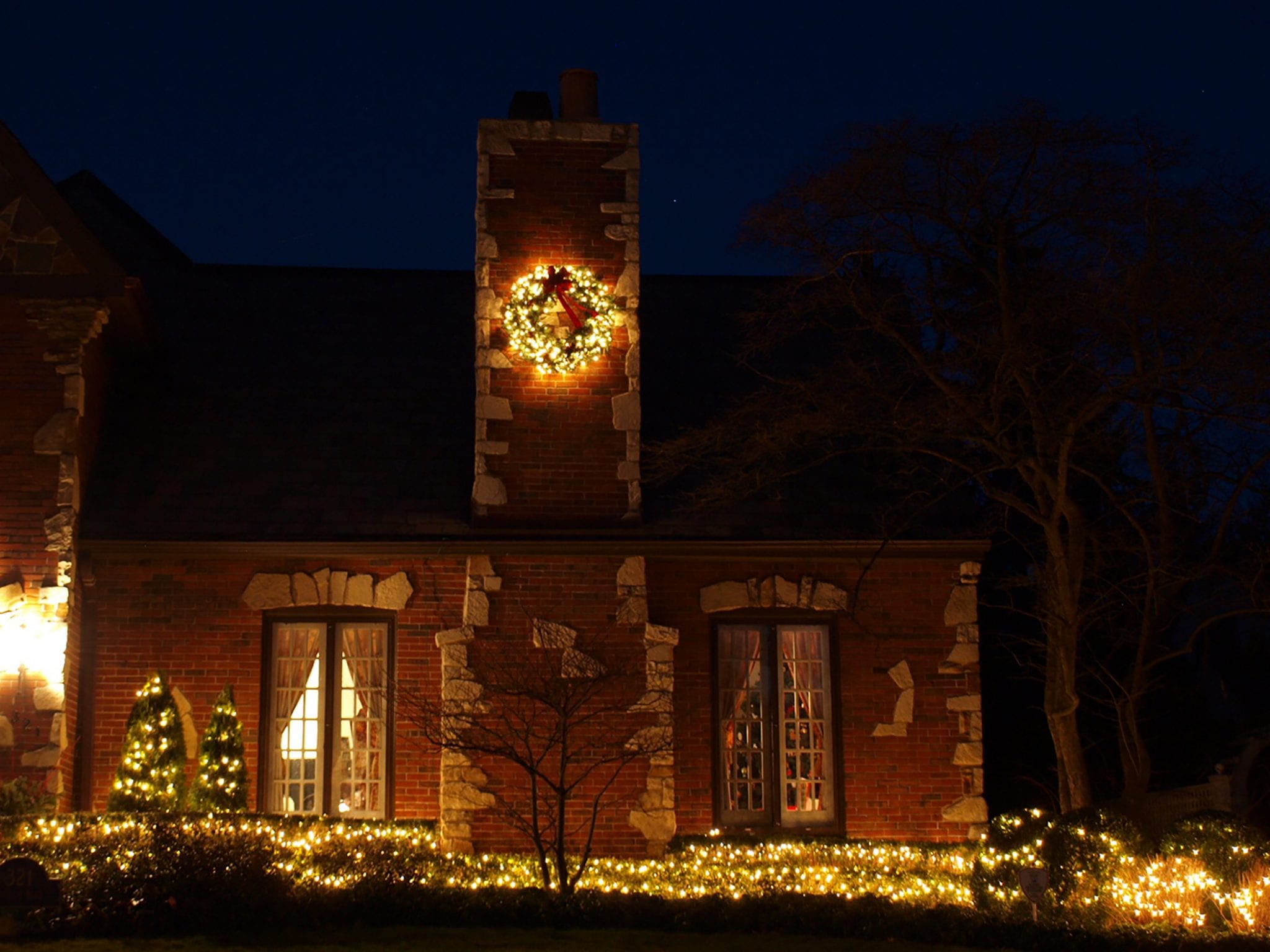 holidays lights with lit up wreath